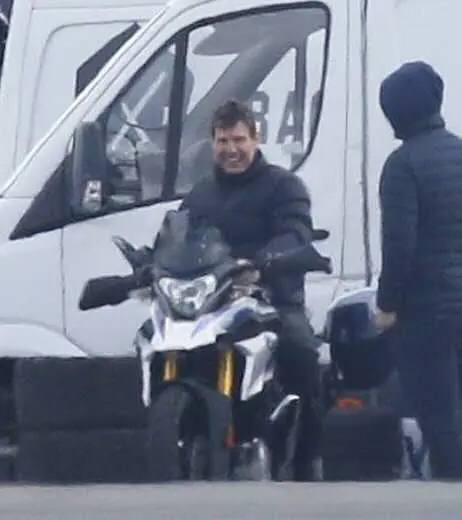 阿汤哥的《碟中谍7》今年无缘上映，电影推迟🎦     克里斯托弗·麦奎里已经与派拉蒙影业签下合同，将执导两部《碟中谍》系列续集电影麦奎里与汤姆·克鲁斯在推特上确认合作，这两部续集将采用背靠背连续拍摄的方式，从原定的今年9月30日推迟至明年7月14日，《碟中谍8》从明年7月7推迟至2024年6月28日北美上映