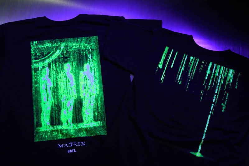 为纪念《黑客帝国》的上映，BAIT 将与华纳兄弟合作推出《黑客帝国》联名胶囊系列     该胶囊系列使用了《黑客帝国》、《黑客帝国重装上阵》和《黑客帝国革命》前三部的艺术作品，开发了三款由美国制造的棉质 T 恤，分别是人形软件特工布朗、史密斯、琼斯外观的「MATRIX AGENTS TEE」，基努·里维斯等主要人物排列的「MATRIX HEROES TEE」和定格战斗场景的「MATRIX NEO VS SMITH TEE」
