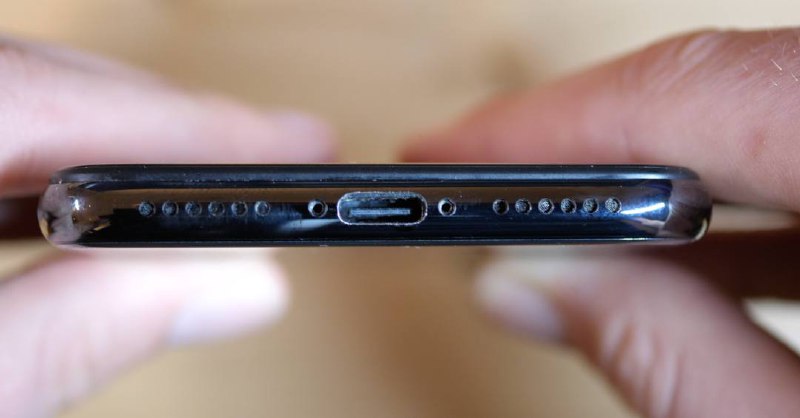 【改装 USB—C 接口的 iPhone X 拍卖结束，卖出 55 万天价】作者YouTube视频链接