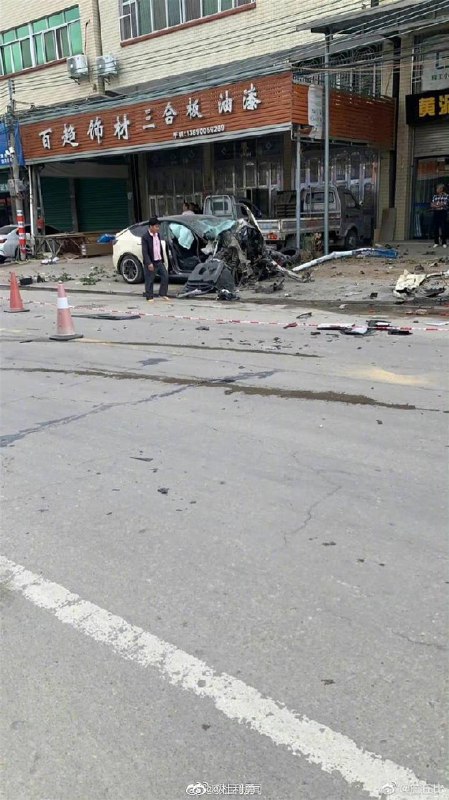🚗⏺特斯拉失控狂奔两公里连撞多车致2死3伤，👮‍♀️交警