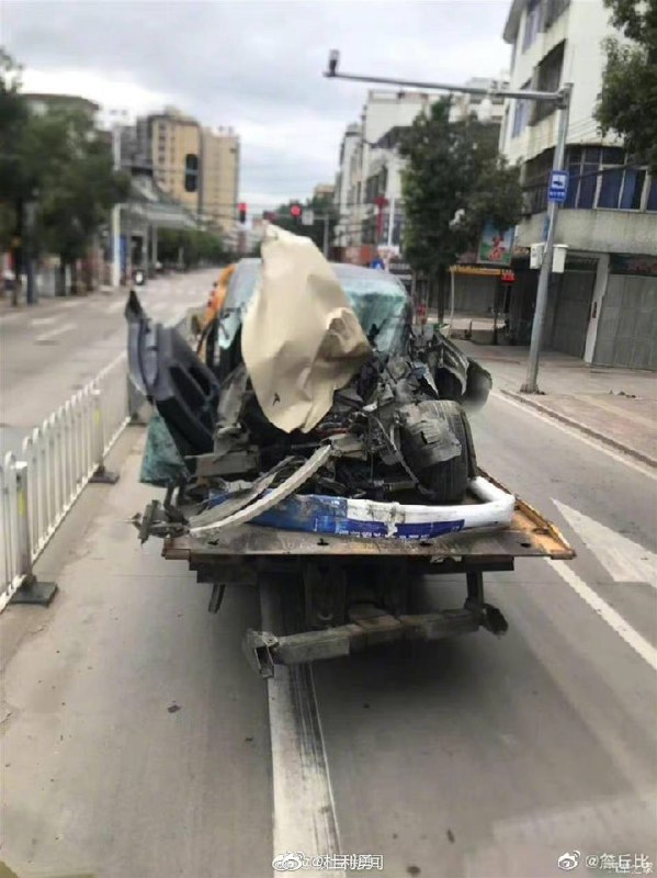 🚗⏺特斯拉失控狂奔两公里连撞多车致2死3伤，👮‍♀️交警