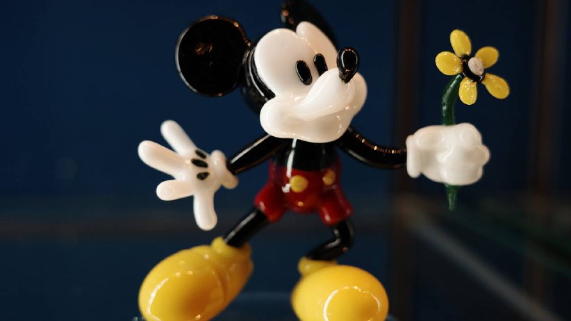 迪士尼或将失去米老鼠版权据英国《卫报》7月3日报道，随着“米老鼠”95年版权保护期的临近，迪士尼或将失去这个公司最具代表性的卡通形象的专有版权