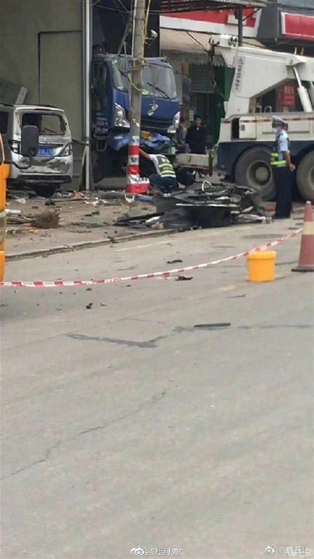 🚗⏺特斯拉失控狂奔两公里连撞多车致2死3伤，👮‍♀️交警