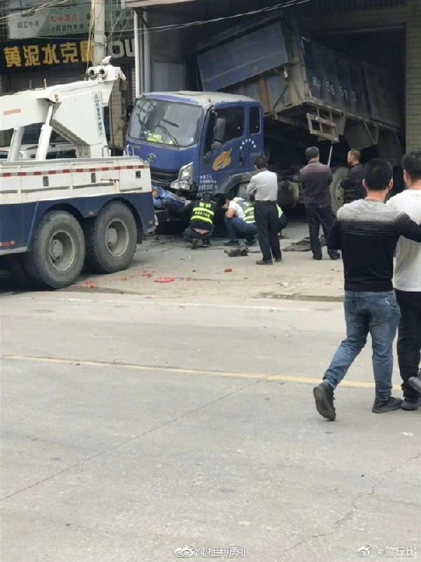 🚗⏺特斯拉失控狂奔两公里连撞多车致2死3伤，👮‍♀️交警