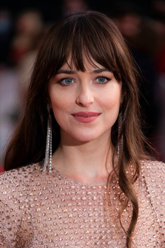 达妹 Dakota Johnson 将加盟索尼影业拓展的 蜘蛛侠 电影宇宙新片 蜘蛛夫人 大电影，🎉扮演蜘蛛夫人！🥰😍୧((〃•̀ꇴ•〃))૭⁺✧     在漫画里，蜘蛛夫人本名卡桑德拉·韦伯，是一位上了年纪的瘫痪盲人，导致行动不便，呼吸困难，靠一个看似蜘蛛网的系统维生