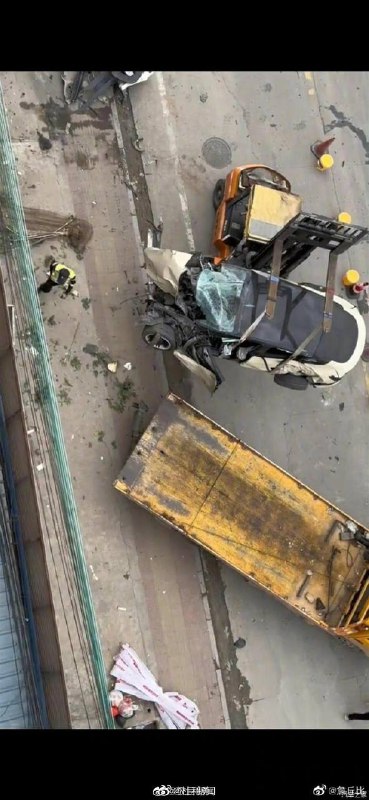 🚗⏺特斯拉失控狂奔两公里连撞多车致2死3伤，👮‍♀️交警